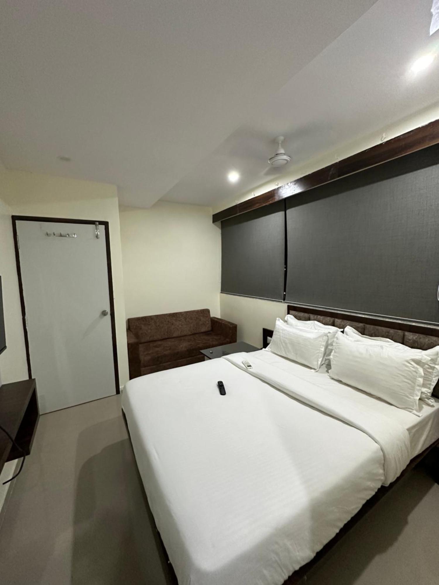 Hotel Golden View Vadodara Buitenkant foto